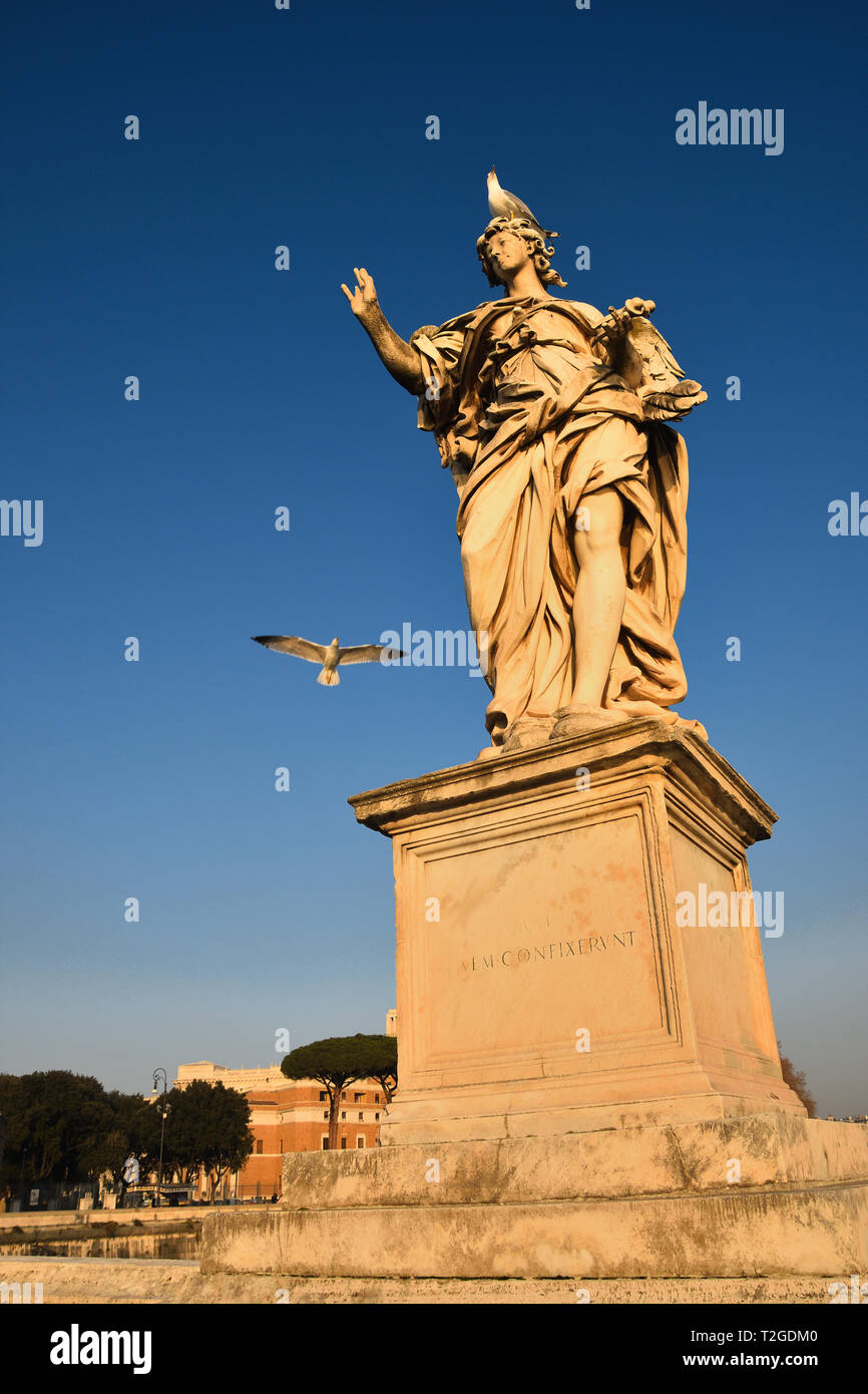 Figura di angelo sul Aelian ponte che conduce al castello di Santo Angelo a Roma. Foto Stock