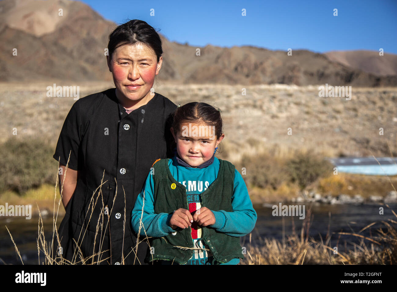 Il bayan Ulgii, Mongolia, 1 ottobre 2015: nomadi mongoli madre e figlia in una natura Foto Stock