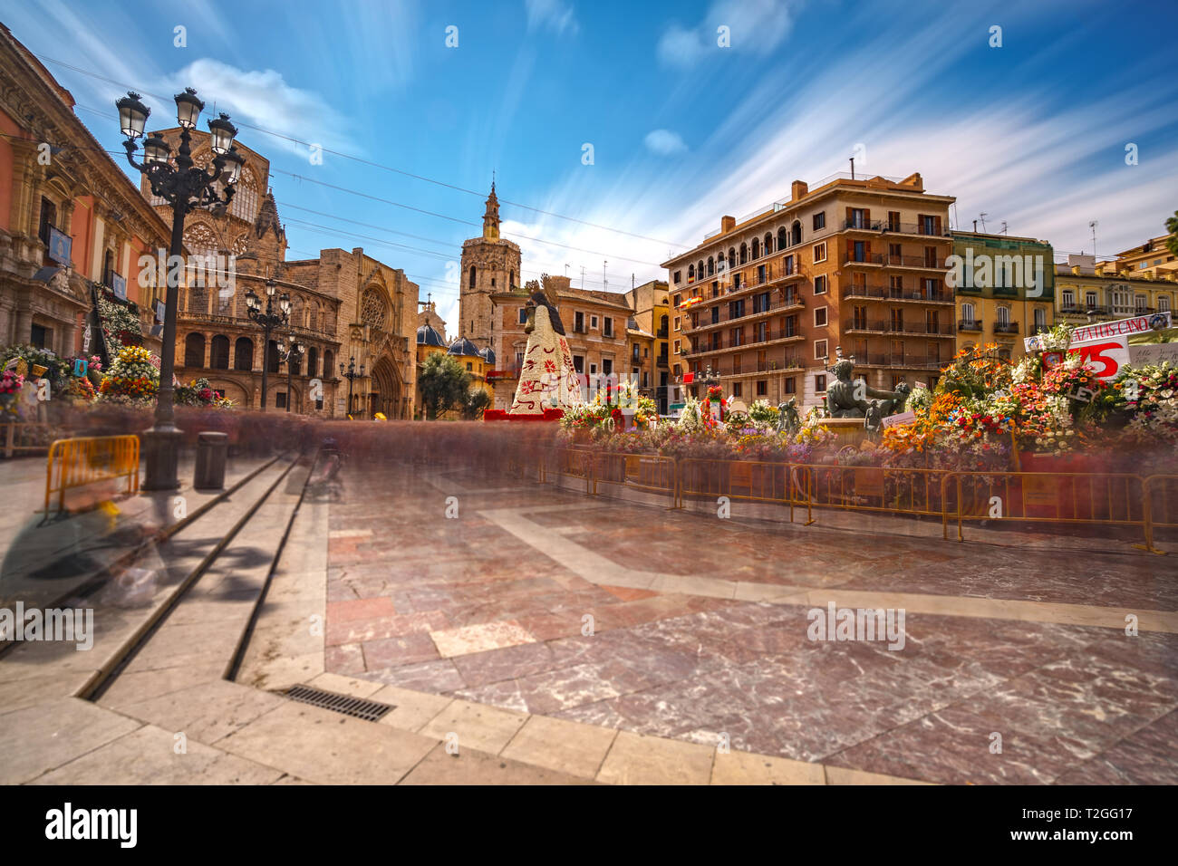 Molto lunga esposizione con movimento sfocate di las fallas offerta finale con fiore vergine e turisti, vista posteriore Foto Stock