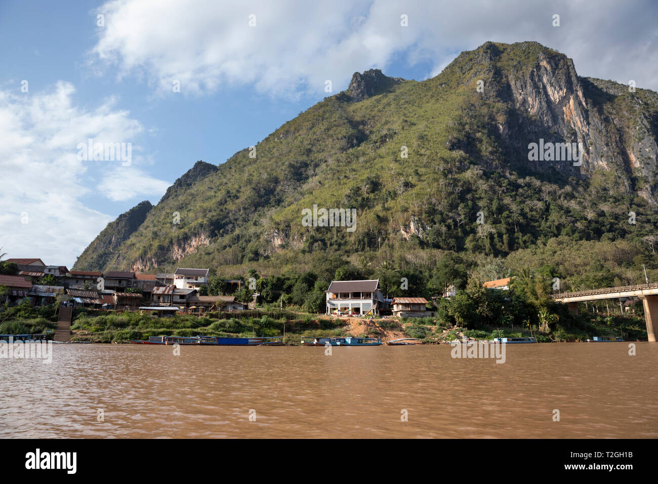 Villaggio di Nong Khiaw sulla sponda nord del fiume Nam Ou, Muang Ngoi distretto, Luang Prabang provincia nord del Laos Il Laos, sud-est asiatico Foto Stock