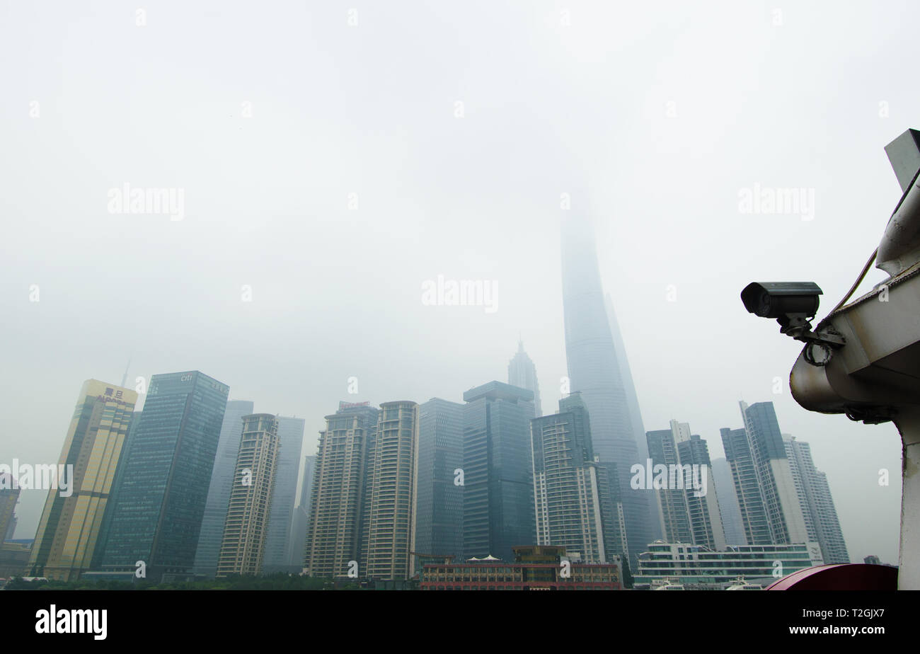 SHANGHAI IN CINA - Giugno 2015: un traghetto telecamera TVCC compare di fronte al quartiere degli affari e dello skyline di Shanghai, Cina, Giugno 2015. La Cina è rego Foto Stock