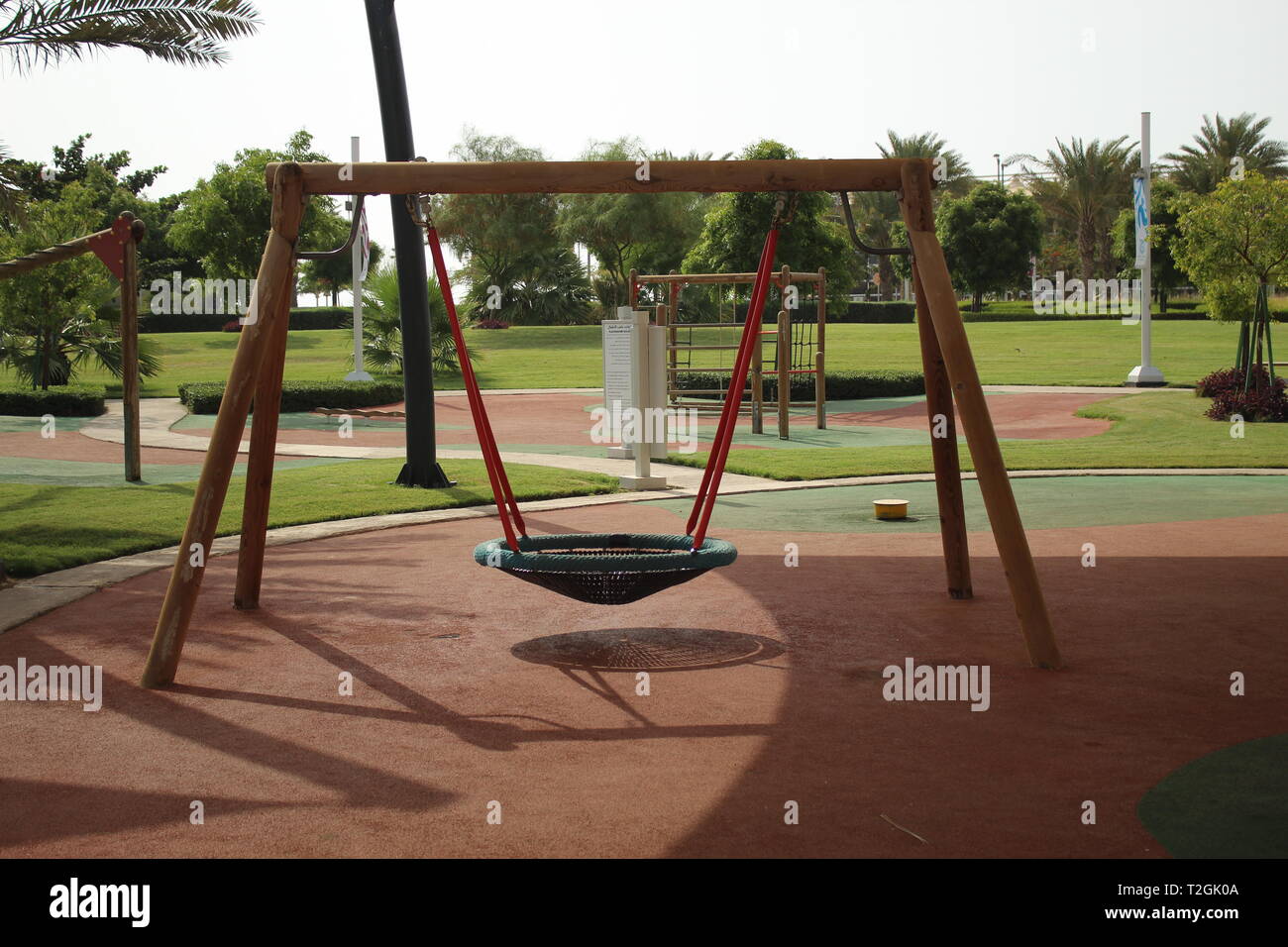 Un design moderno per il set di oscillazione con una ciotola per far giocare i bambini in pulito e ordinato parco pubblico di KAEC Foto Stock