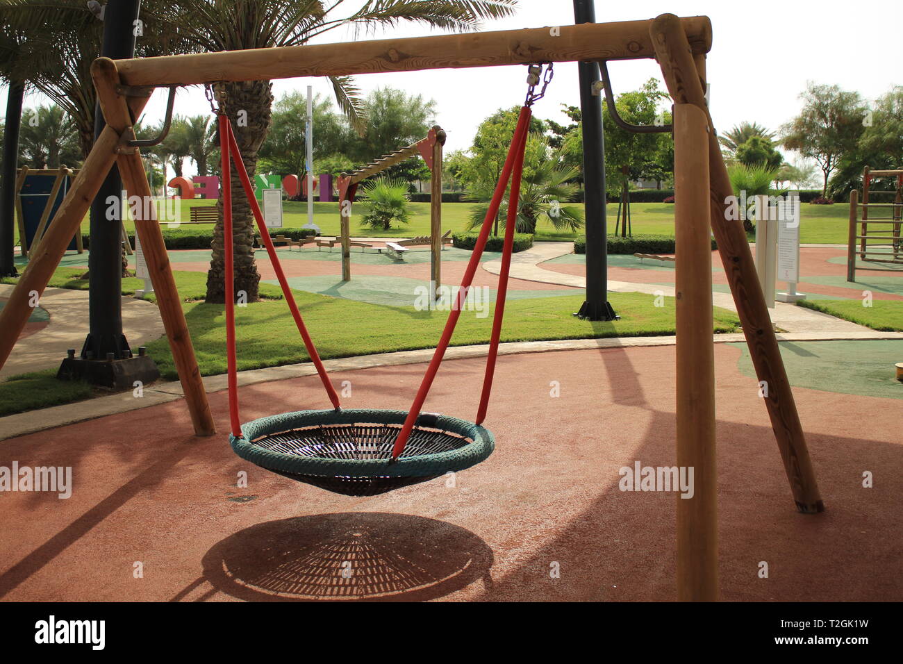 Un design moderno per il set di oscillazione con una ciotola per far giocare i bambini in pulito e ordinato parco pubblico di KAEC Foto Stock