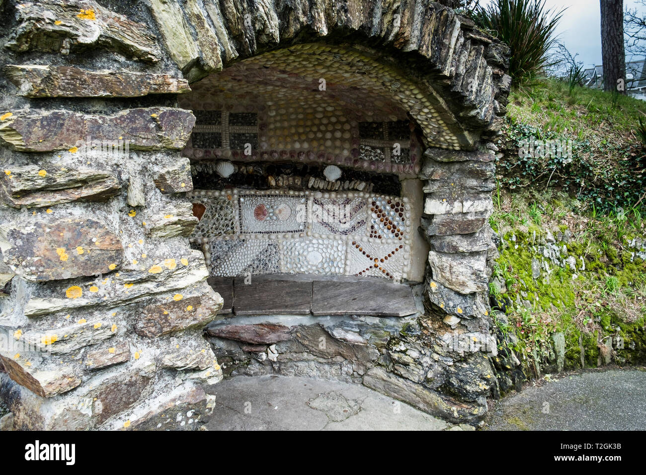 La storica restaurata sedili a guscio in Gyllyngdune Giardini in Falmouth in Cornovaglia. Foto Stock