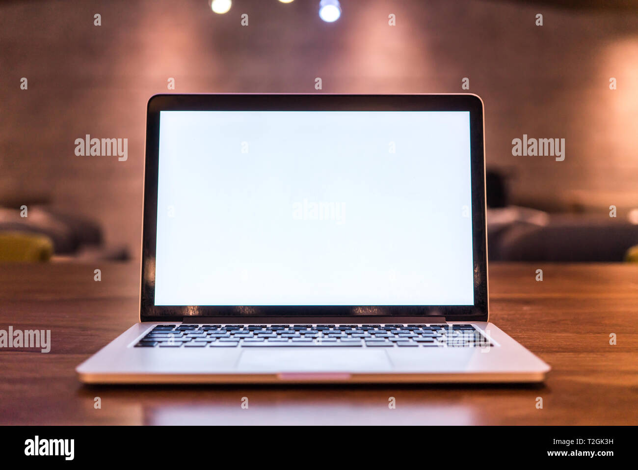 Area di lavoro concettuale, computer laptop con schermata bianca vuota sul tavolo, sfondo sfocato. Utilizzare in cinese tradizionale alfabeto sistema operativo. Foto Stock