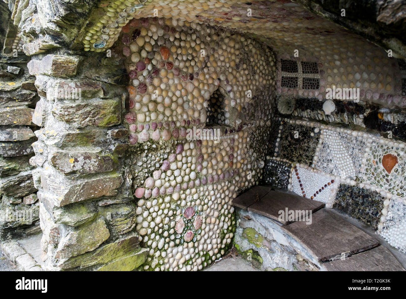 La storica restaurata sedili a guscio in Gyllyngdune Giardini in Falmouth in Cornovaglia. Foto Stock