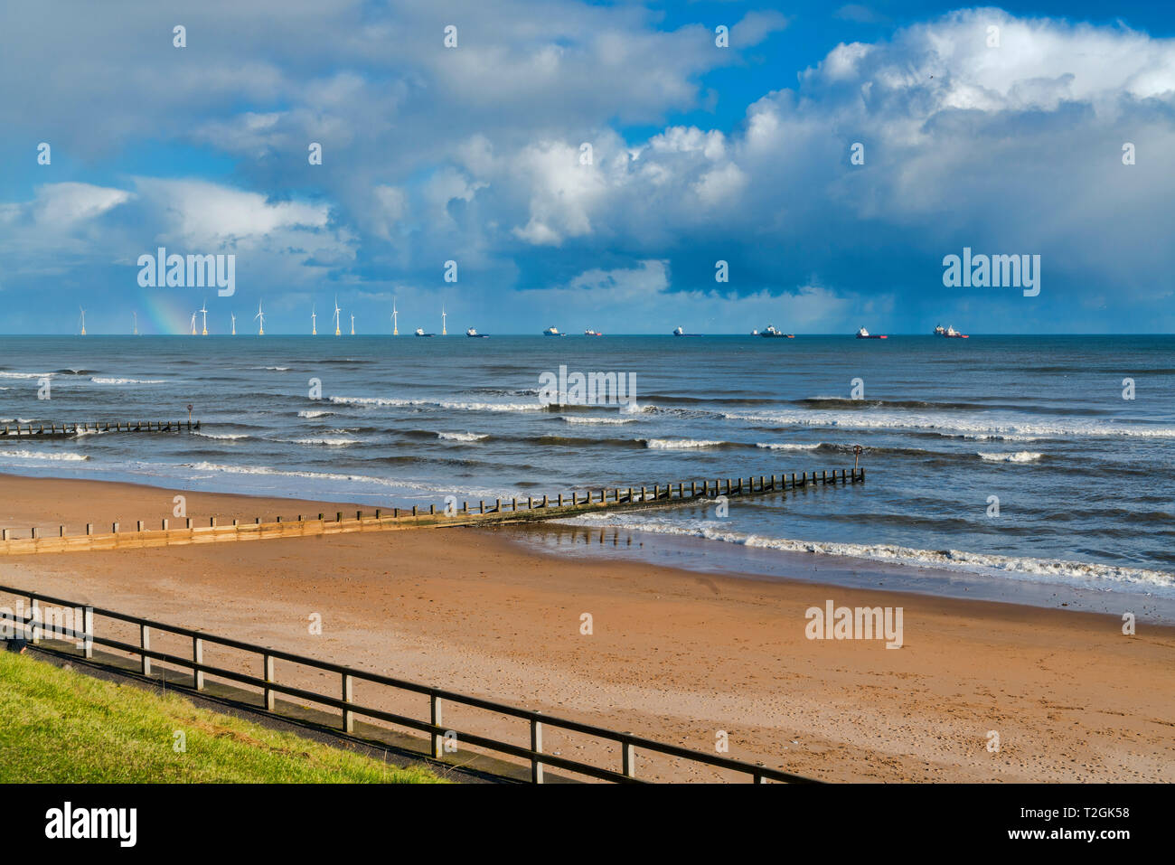 Spiaggia di Aberdeen, il lungomare, il parco eolico offshore, Aberdeenshire, regione delle Highlands, Scotland Regno Unito Foto Stock