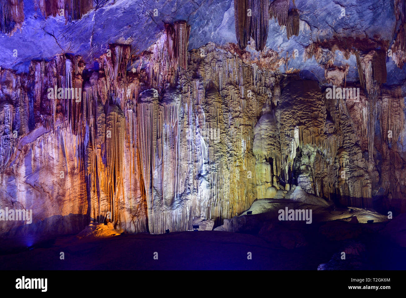 Incredibile forme geologiche in paradiso grotta nei pressi di Phong Nha, Vietnam. Grotta di pietra calcarea ricca di stalattiti e stalagmiti. Foto Stock