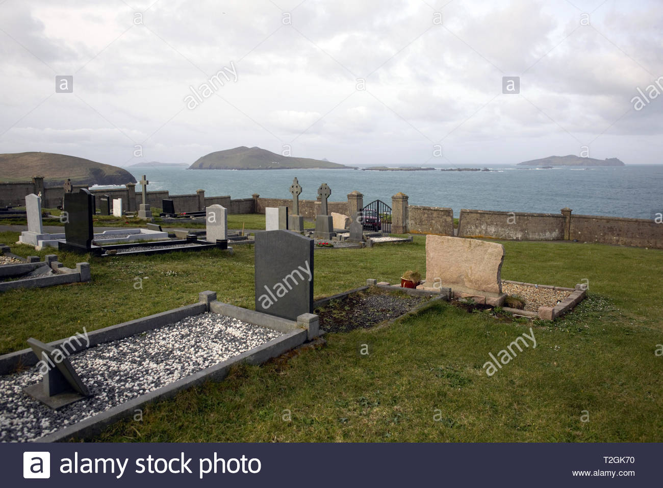 La vista delle isole Blasket da un cimitero a Dunquin sulla terraferma irlandese Foto Stock