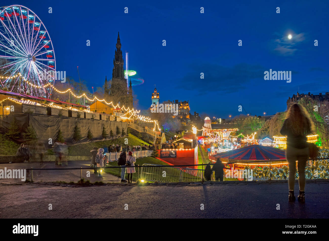 Edimburgo le luci di Natale e di feste, luna, i giardini di Princes Street, Scotland, Regno Unito. Foto Stock