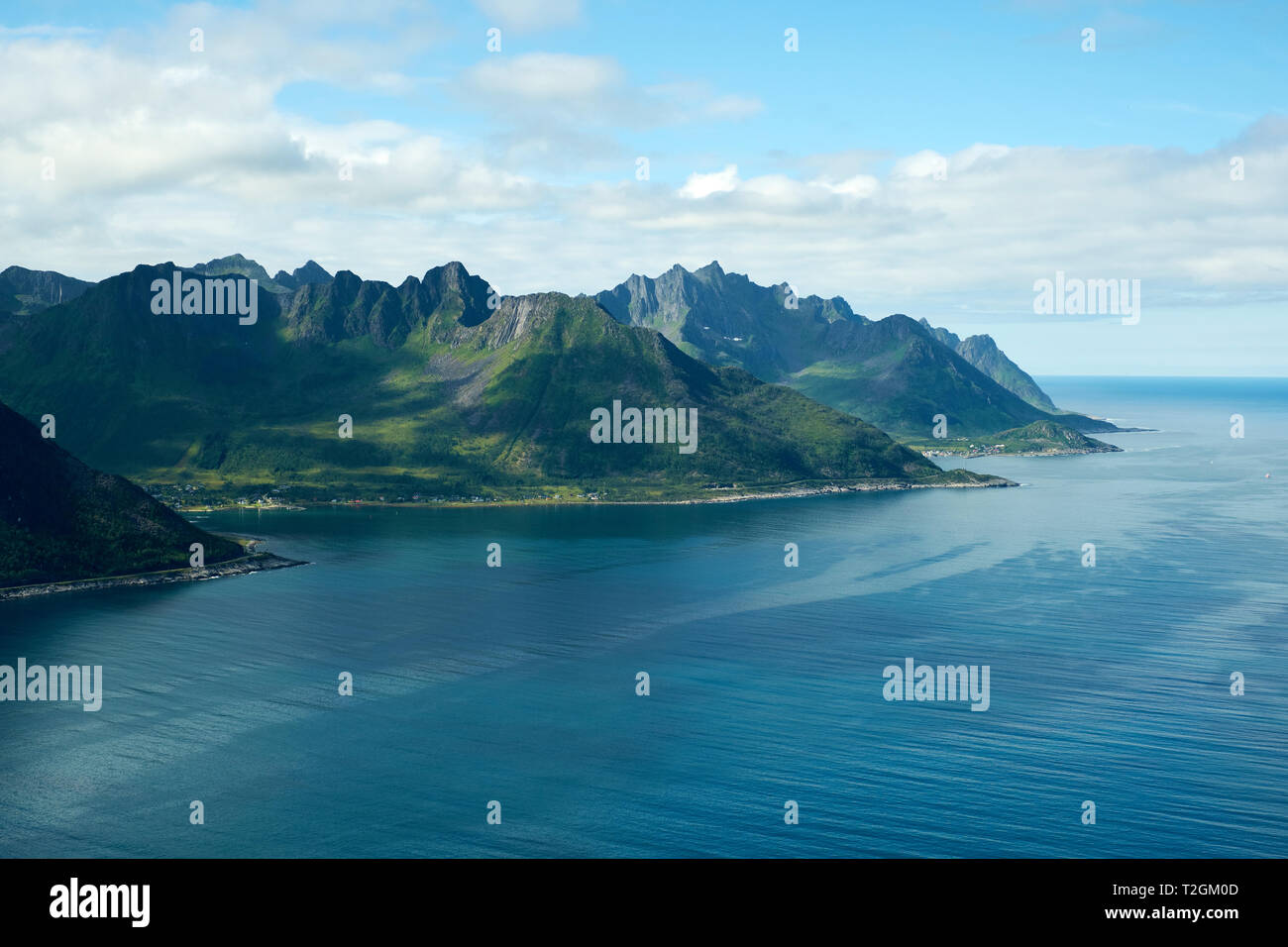 Guardando oltre a Mefjorden Mefjordvaer dalla montagna Segla su Senja Troms in Norvegia Foto Stock