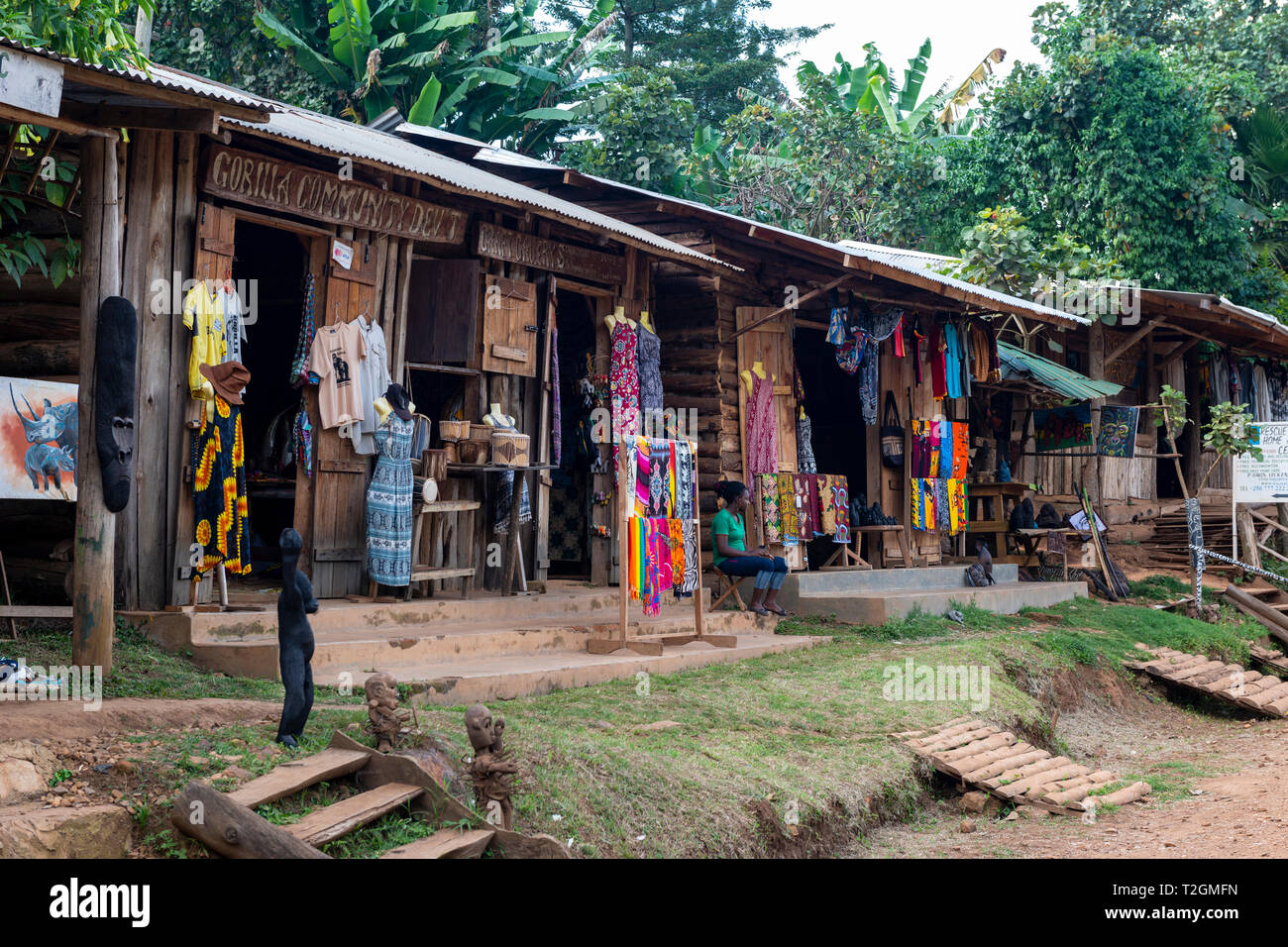 I negozi di artigianato nel villaggio di Buhoma in ingresso alla Foresta impenetrabile di Bwindi National Park nel sud ovest dell Uganda, Africa orientale Foto Stock