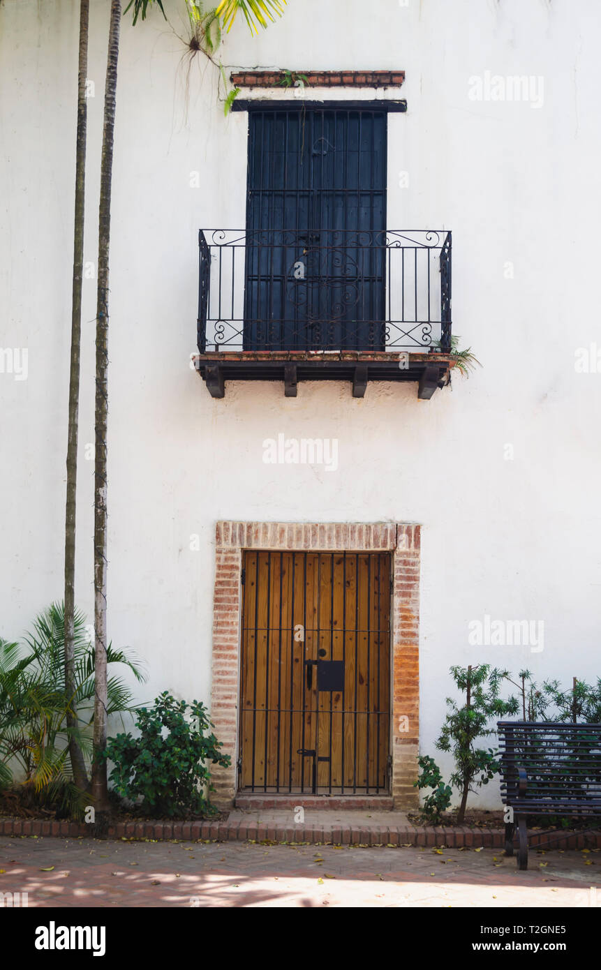 Immagine del balcone coloniale con nero ferro forgiato e piastrelle con pareti bianche Foto Stock