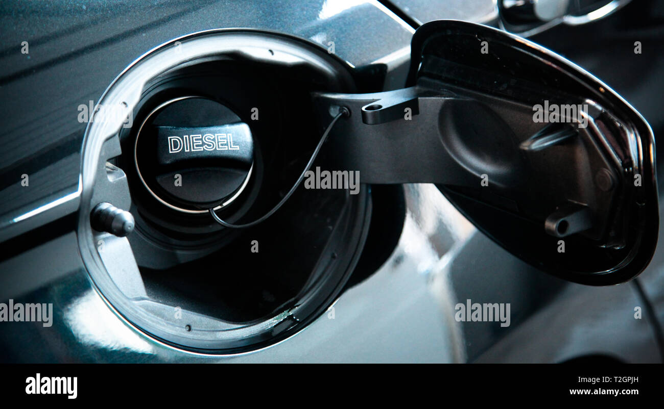 Auto Diesel concetto. Auto aperto il tappo del serbatoio carburante con la parola diesel. Foto Stock