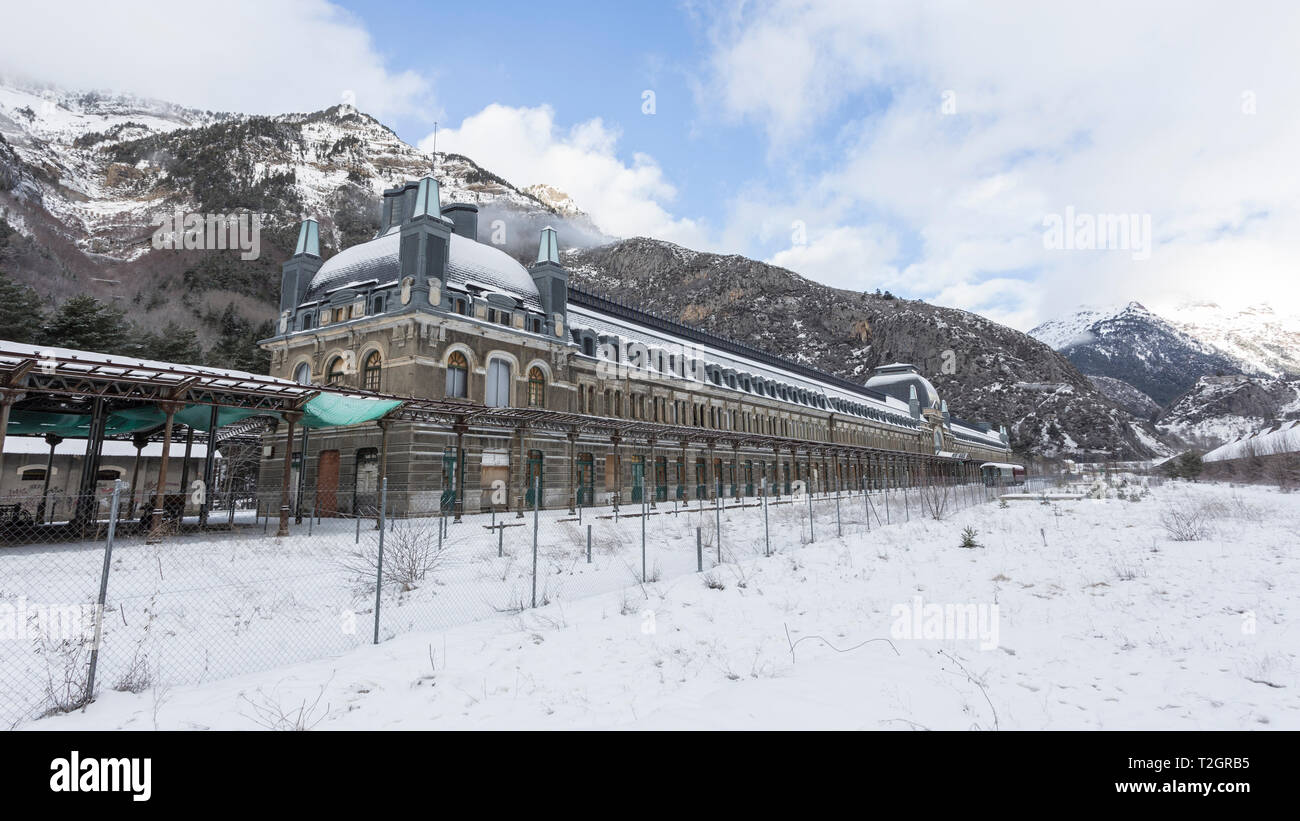 Abbandonata vecchia stazione ferroviaria a Canfranc, in spagnolo Pirineos montagna, in prossimità del confine della Francia. Foto scattata in inverno dopo una nevicata. Foto Stock