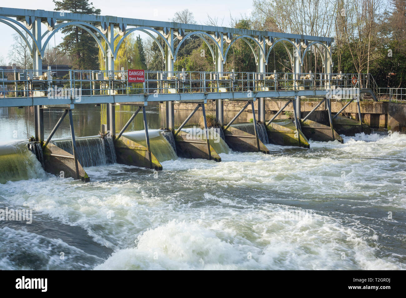 La weir a Marsh bloccare vicino a Henley-on-Thames con fast-acqua corrente Foto Stock