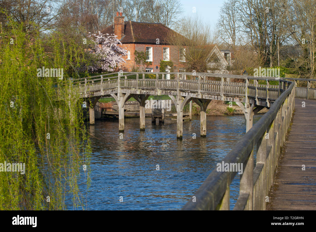 La passerella in legno sul fiume Tamigi a Marsh bloccare vicino a Henley-on-Thames Foto Stock