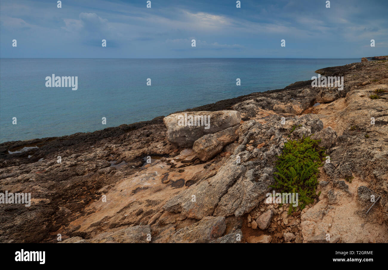 Vista della costa di Lampedusa , Isola siciliana nel mezzo del mare Mediterraneo Foto Stock