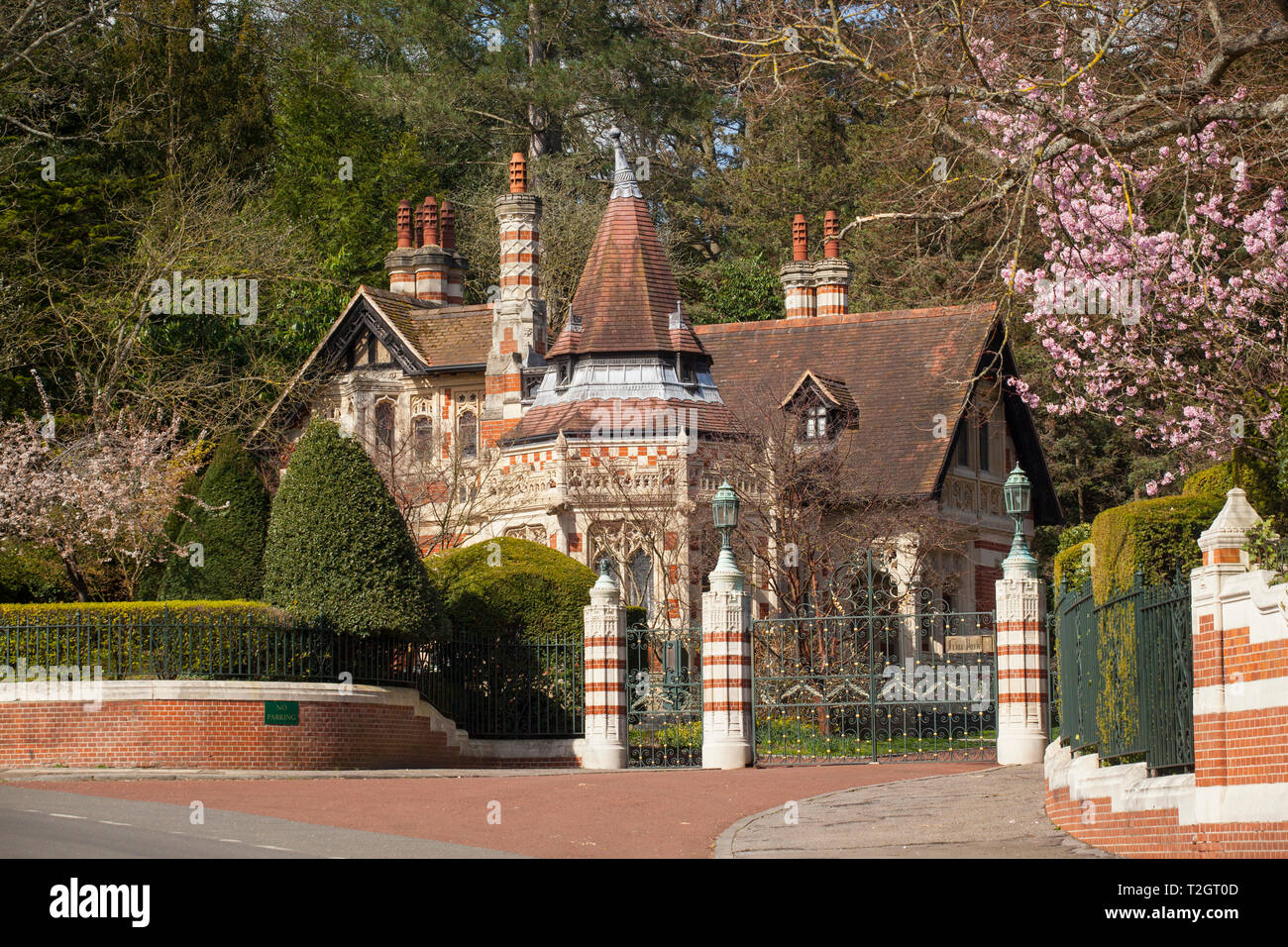 L'eccentrico e flamboyant neo-gotica gatehouse di frate Park Mansion, Henley-on-Thames, home al fine di George Harrison dei Beatles. Foto Stock