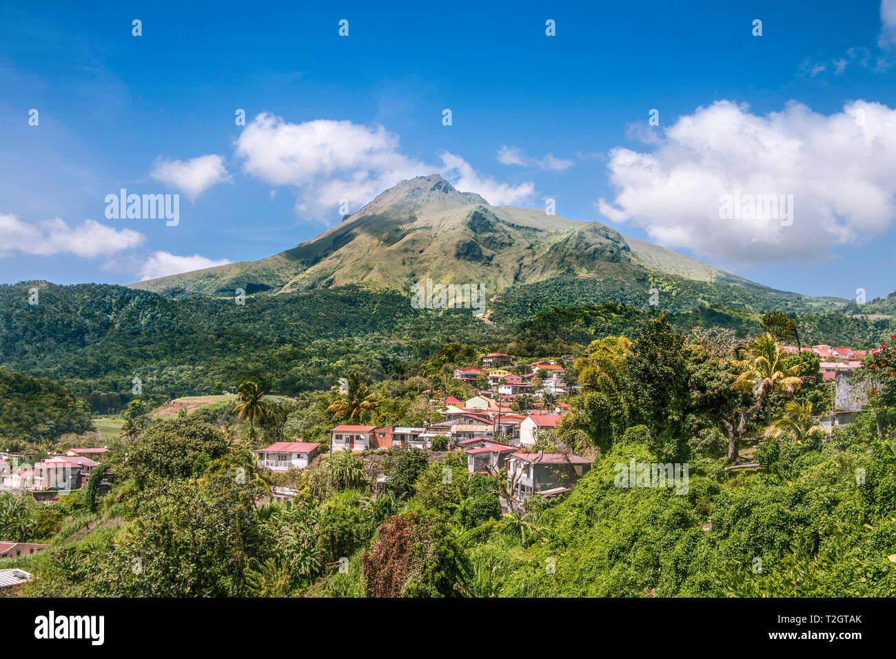 Il monte Pelée sta al di sopra dei sobborghi di Saint-Pierre in Martinica nelle Antille francesi. Foto Stock Il monte Pelée sta al di sopra dei sobborghi di Saint-Pierre in Martinica nelle Antille francesi. Foto Stock