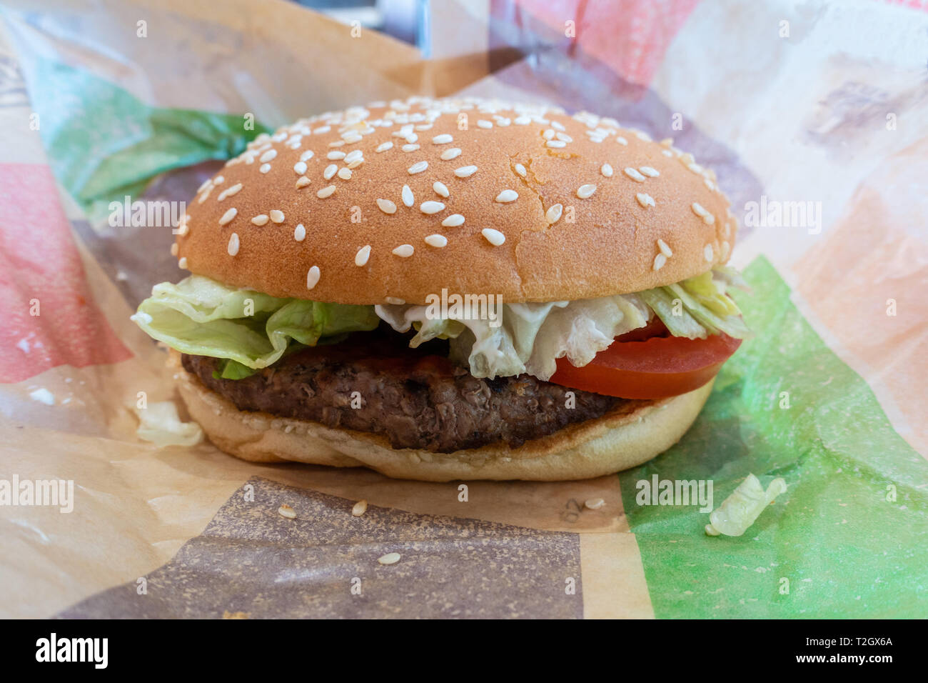 Una chiusura di un burger acquistato in un ristorante fast food. Foto Stock