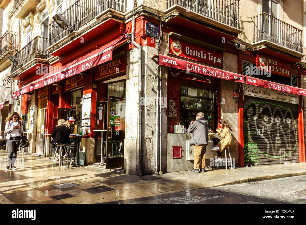 Valencia centro storico Spagna bar Boatella Tapas Bar sulla Plaza De Mercat Foto Stock