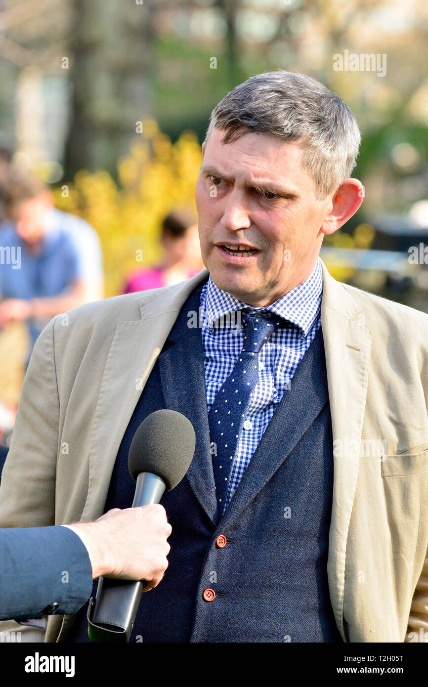 Gawain Towler - 'crisi Communications professional' e ex UKIP testa di stampa - intervistato su College Green, Westminster 29 Marzo 2019 Foto Stock