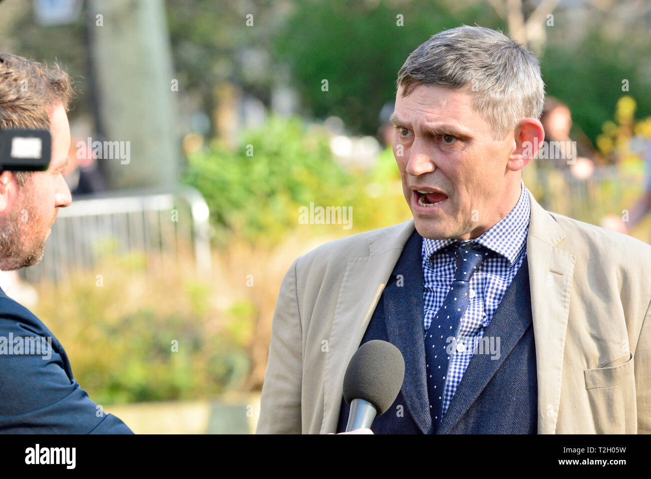 Gawain Towler - 'crisi Communications professional' e ex UKIP testa di stampa - intervistato su College Green, Westminster 29 Marzo 2019 Foto Stock