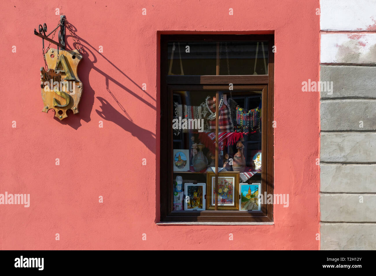 Sibiu, Romania - 25 Marzo 2019: negozio di souvenir con tradizionale Rumena abbigliamento e dipinti di Sibiu (Hermannstadt). Strada minimalista vetrina Foto Stock