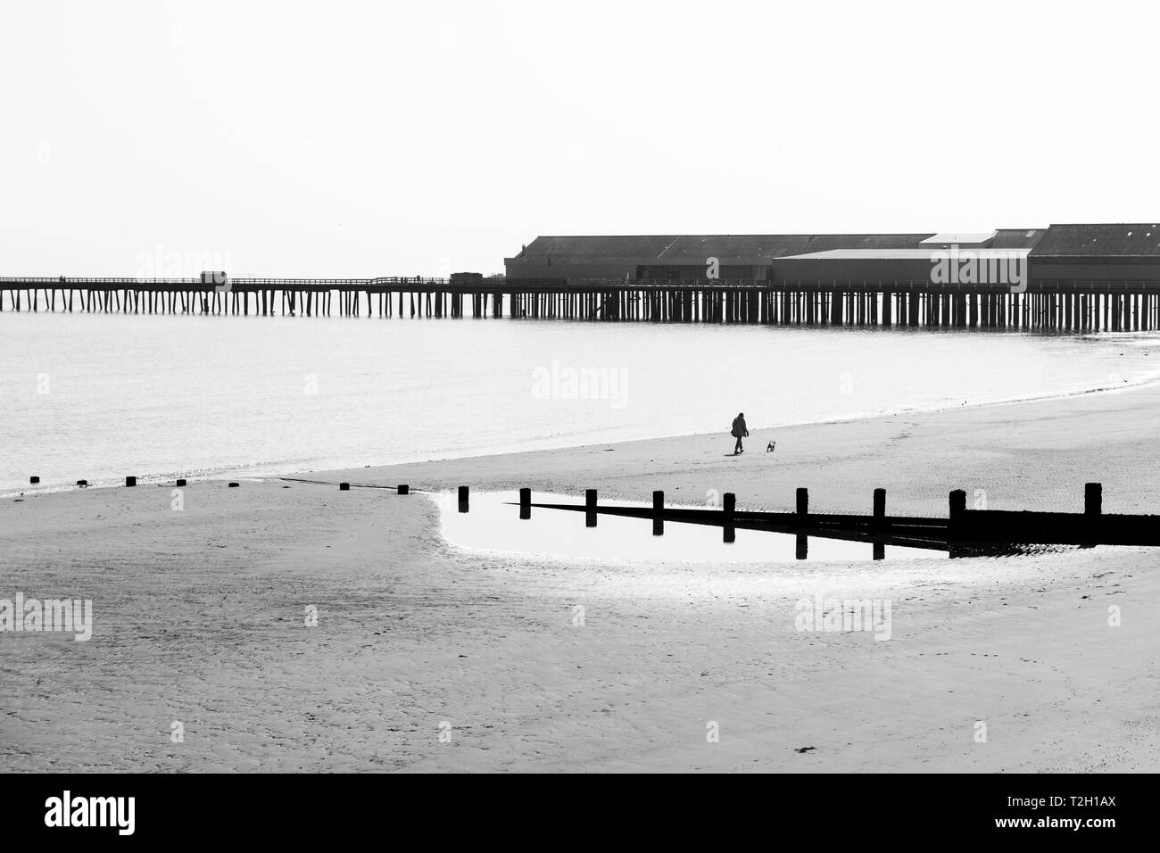 Walton on Naze beach e il molo su ancora un giorno di primavera Foto Stock