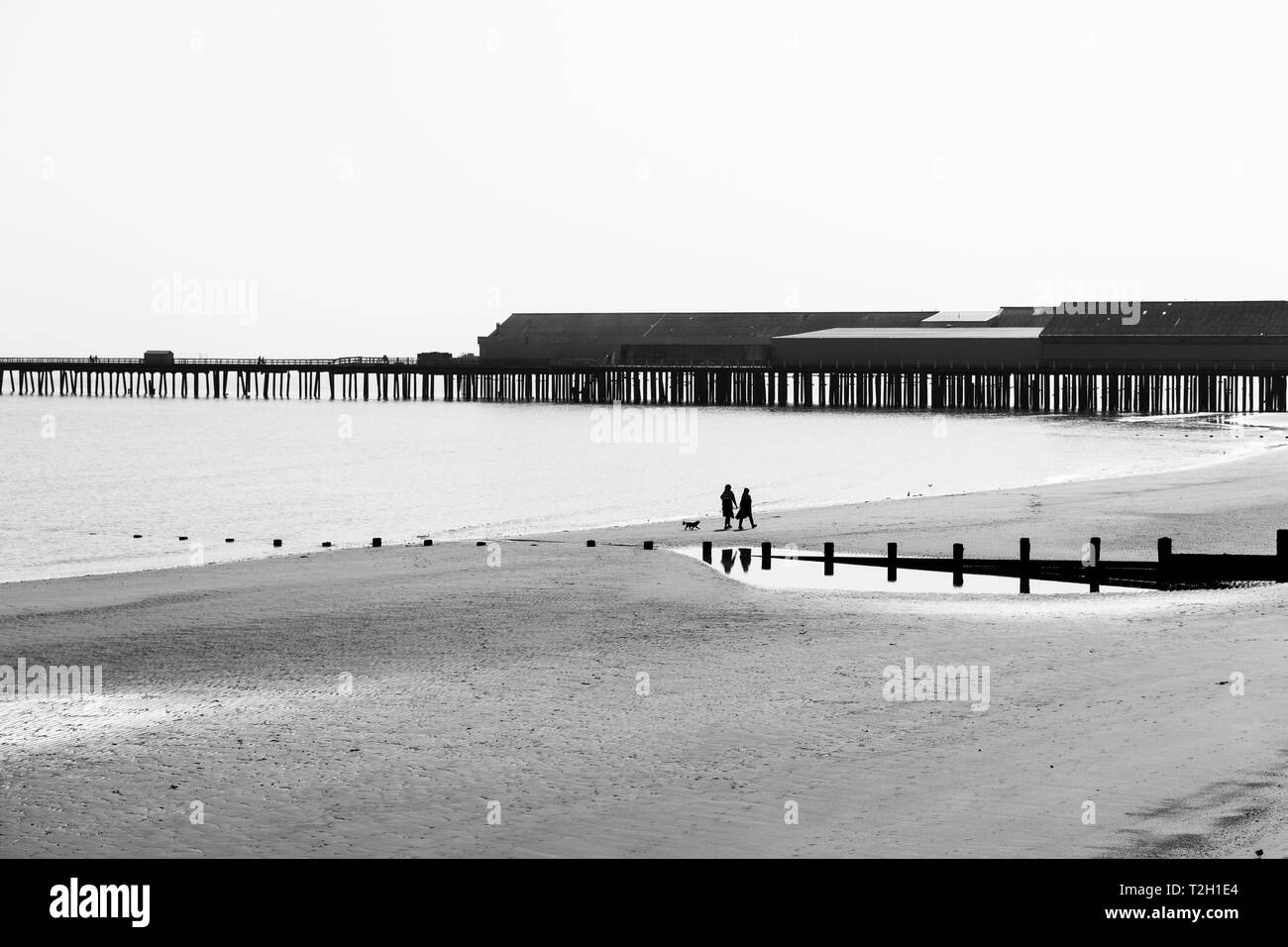 Walton on Naze beach e il molo su ancora un giorno di primavera Foto Stock