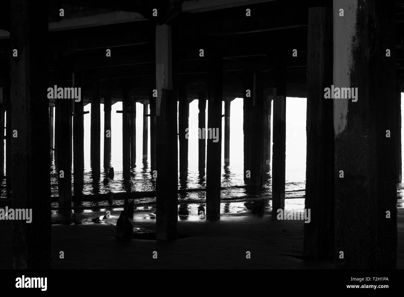 Gentle Waves sotto il molo a Walton on Naze Foto Stock