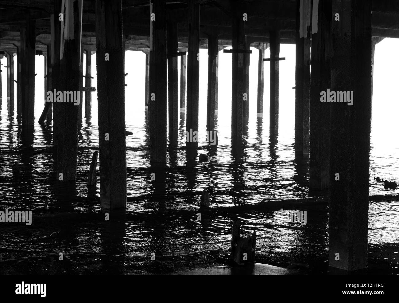 Gentle Waves sotto il molo a Walton on Naze Foto Stock