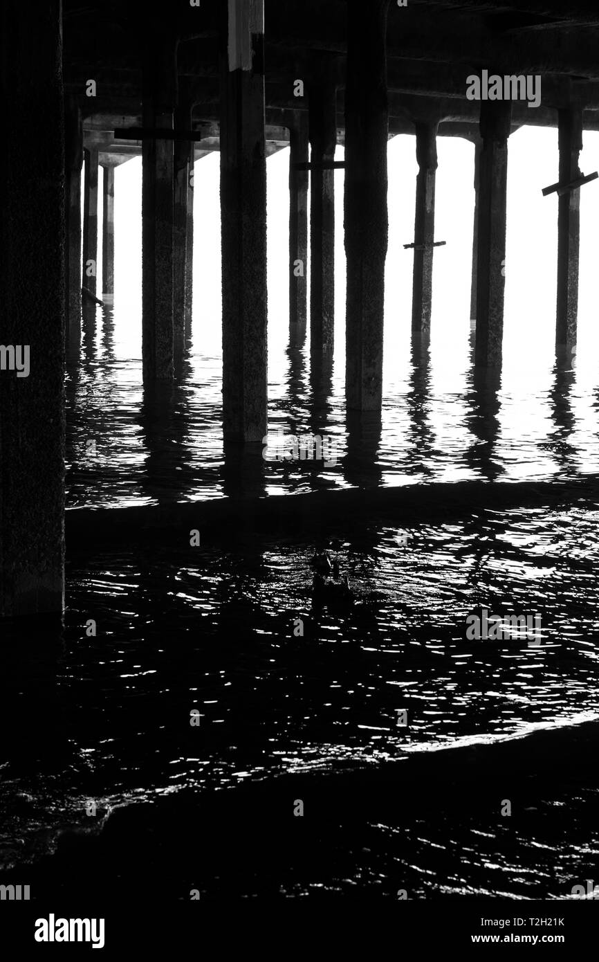 Gentle Waves sotto il molo a Walton on Naze Foto Stock