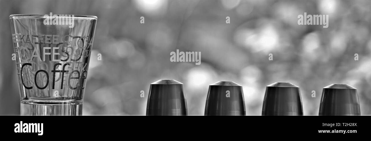 Concetto di caffè espresso, tazza di caffè e capsula pod. Foto Stock