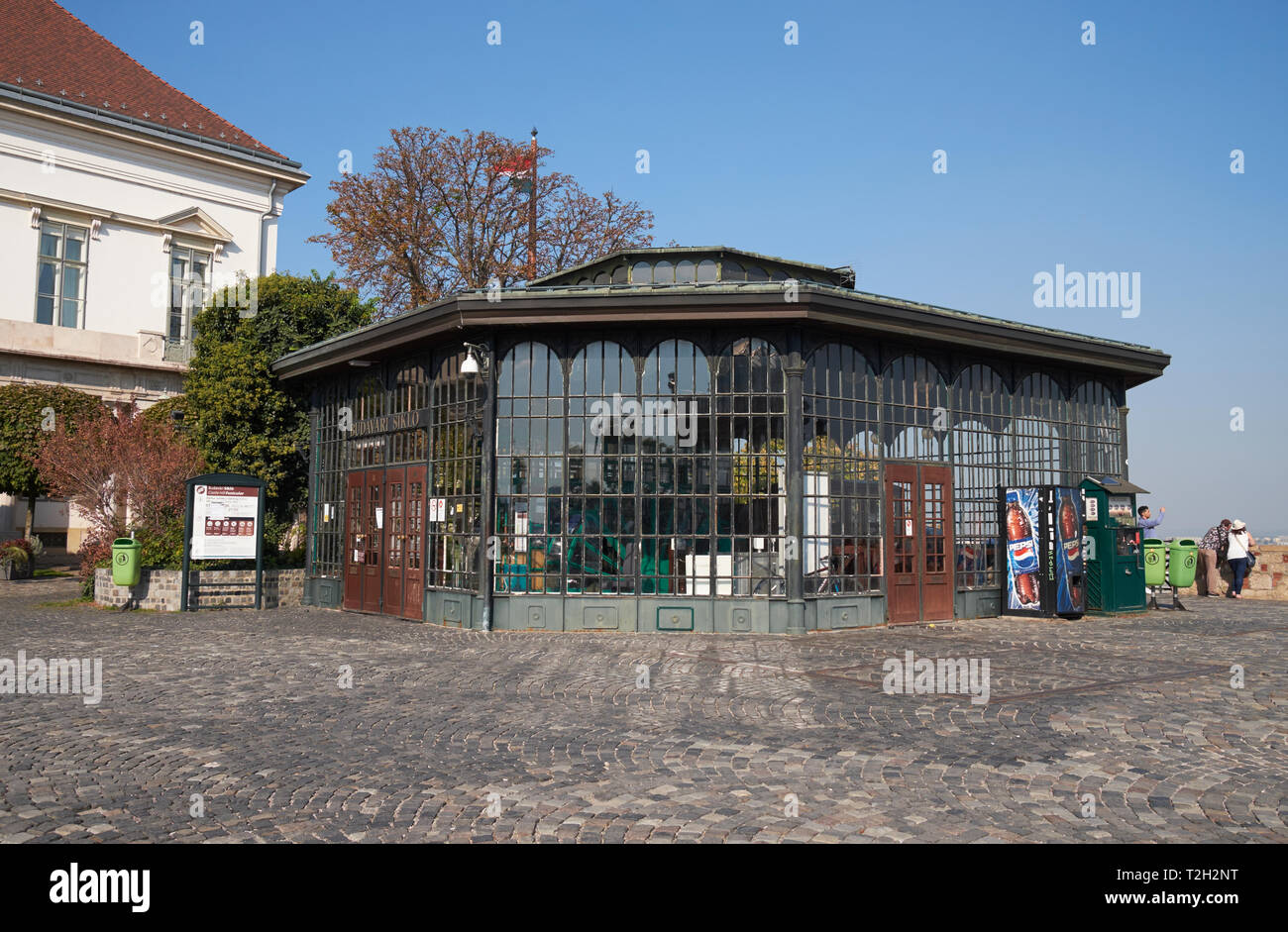 Il terminale superiore della Funicolare Castle Hill di Budapest (Budavári Sikló) Linea ferroviaria, Budapest, Ungheria. Foto Stock