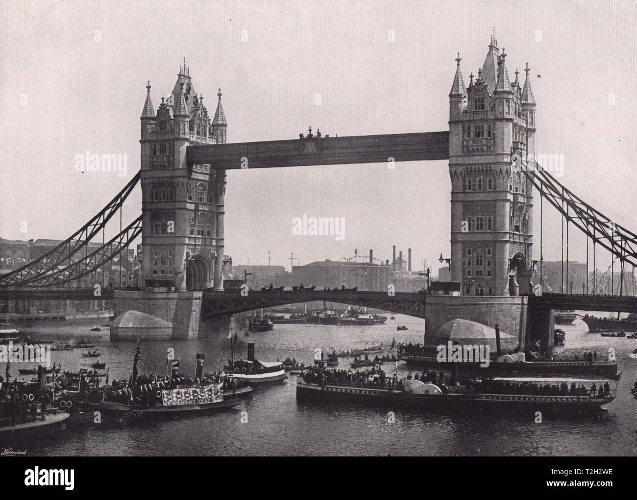Il Tower Bridge - scena il giorno di apertura (guardando verso est) Foto Stock
