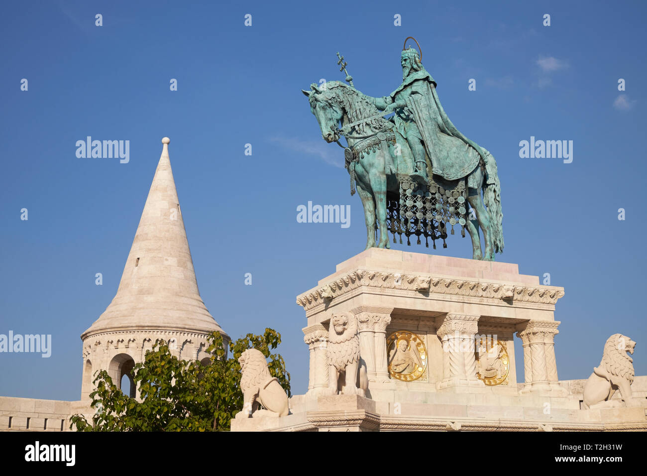 Statua di Re Stefano I a cavallo, il Bastione dei Pescatori, il Castello di Buda District, Budapest, Ungheria. Foto Stock