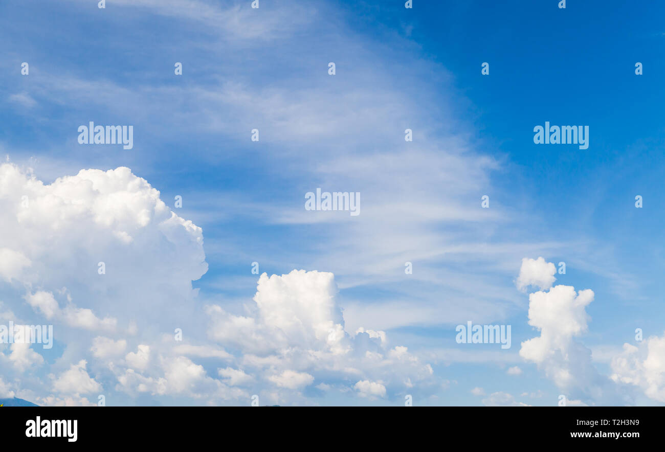 Cielo blu con il bianco cumulus e cirrus nuvole al giorno. Panoramica naturale foto di sfondo texture Foto Stock