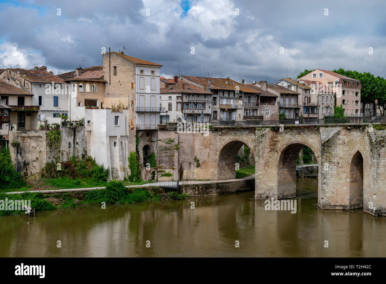 Una fotografia del ponte a Villeneuve sur Lot, Francia che mostra le belle arcate sotto il quale passa il fiume Foto Stock