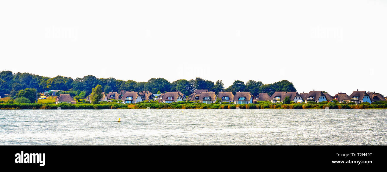 Villaggio con case dai tetti di paglia sul Mar Baltico. panorama Foto Stock
