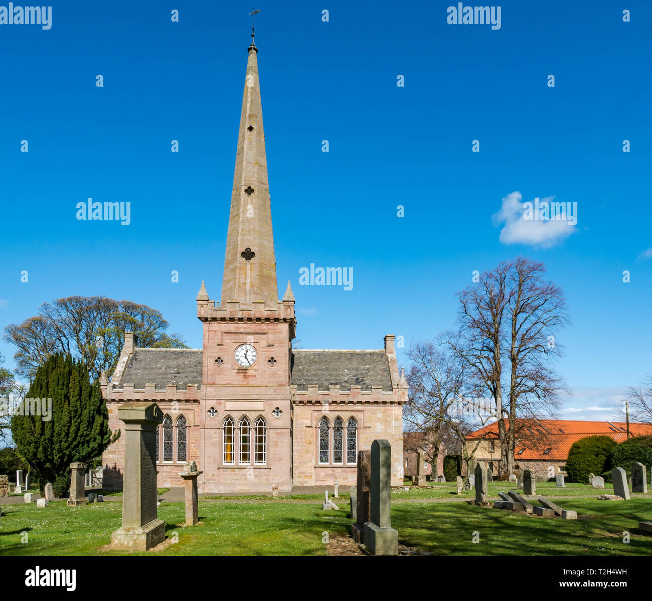 Il pittoresco villaggio di conservazione, Saltoun Chiesa Parrocchiale con vecchie lapidi nel cimitero, East Saltoun, East Lothian, Scozia, Regno Unito Foto Stock