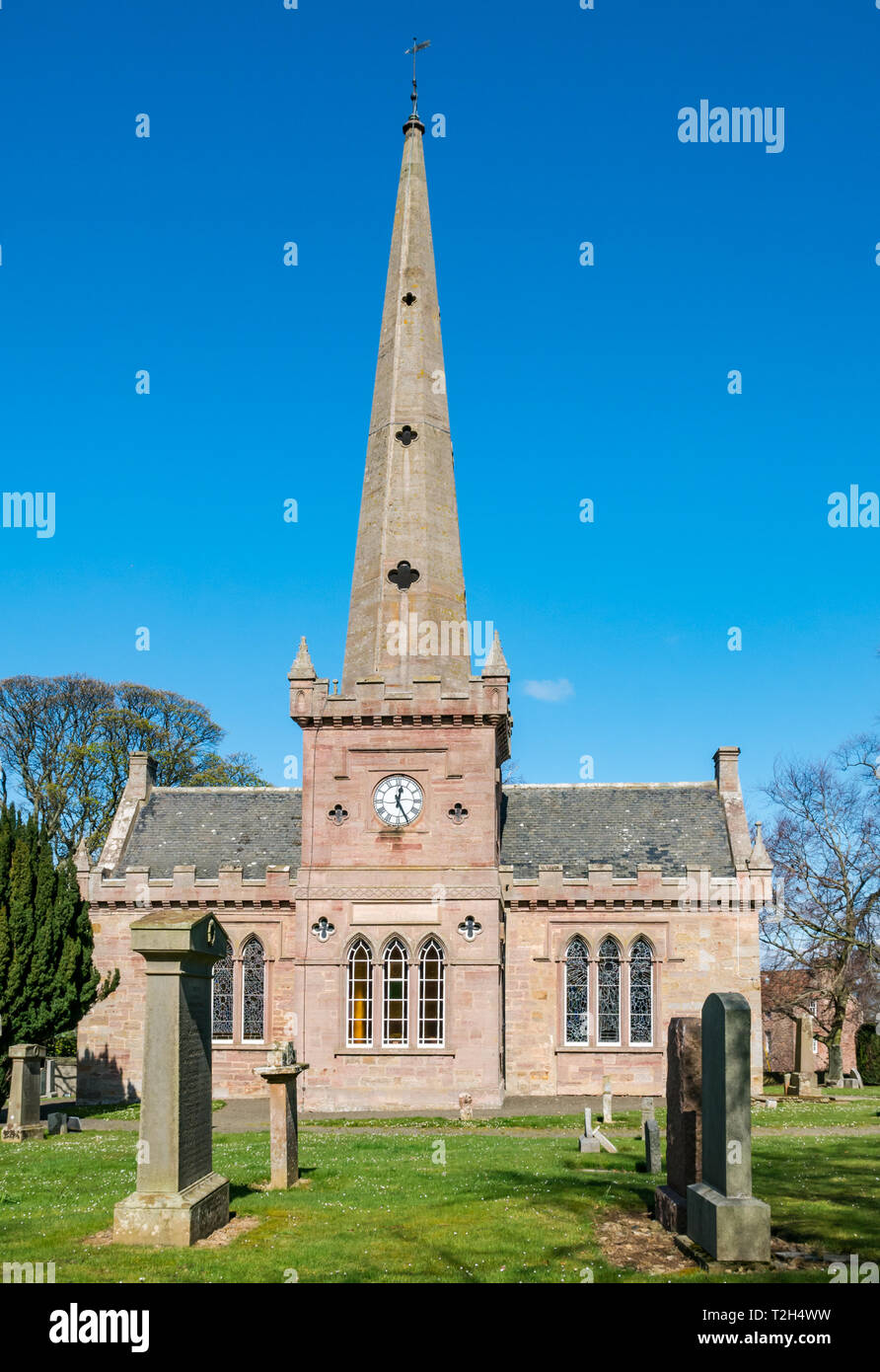 Il pittoresco villaggio di conservazione, Saltoun Chiesa Parrocchiale con vecchie lapidi nel cimitero, East Saltoun, East Lothian, Scozia, Regno Unito Foto Stock