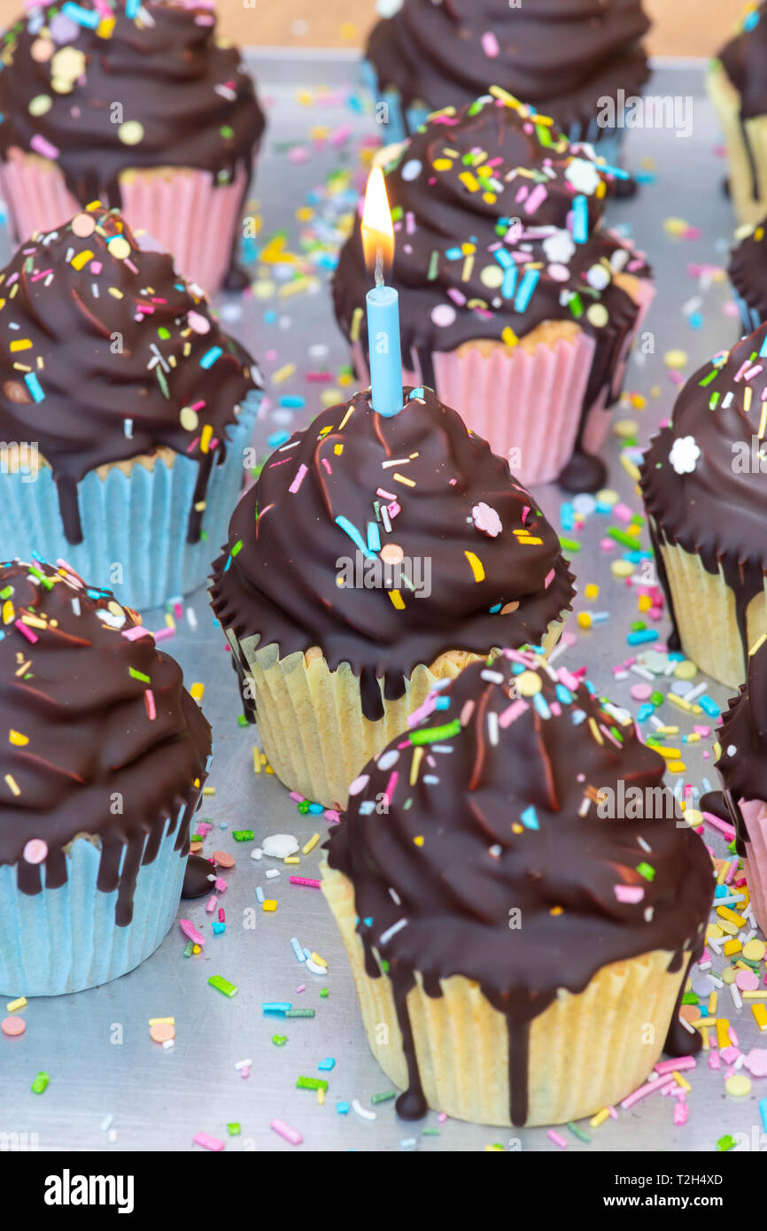 Muffin con candele, torta di compleanno, undicesimo compleanno Foto stock -  Alamy