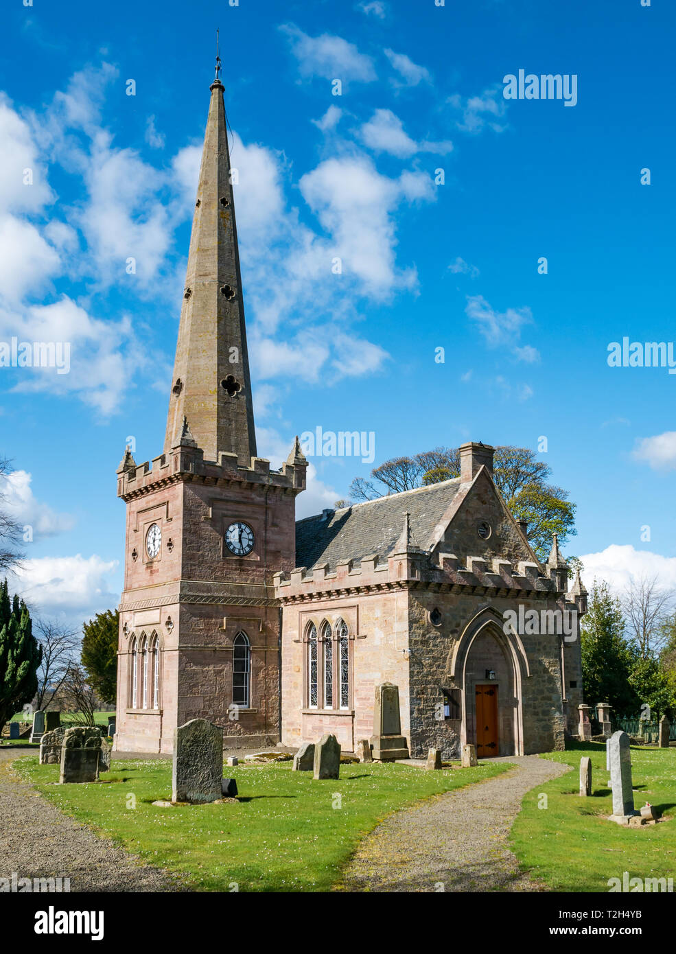Il pittoresco villaggio di conservazione, Saltoun Chiesa Parrocchiale con vecchie lapidi nel cimitero, East Saltoun, East Lothian, Scozia, Regno Unito Foto Stock