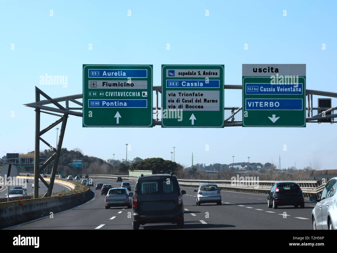 Nodo stradale in autostrada italiana chiamato GRA e indicazioni di Roma e di altre località italiane Foto Stock