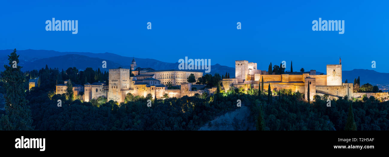 Panorama di Alhambra Palace al tramonto in Granada, Spagna, Europa Foto Stock