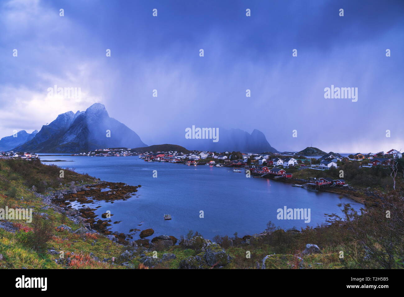 Paesaggio di Reine in Moskenes, Norvegia, Europa Foto Stock