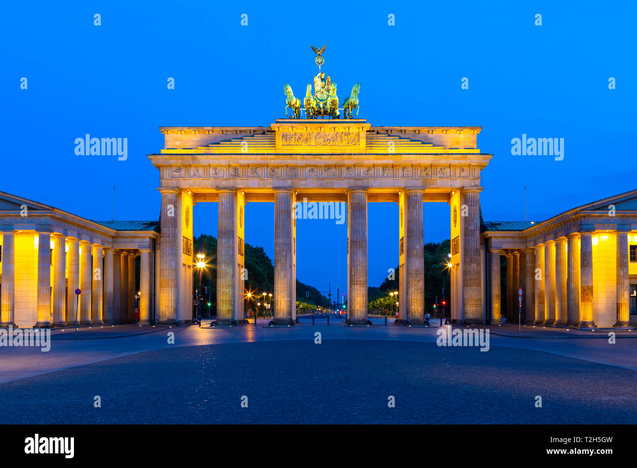La Porta di Brandeburgo di notte a Berlino, Germania, Europa Foto Stock