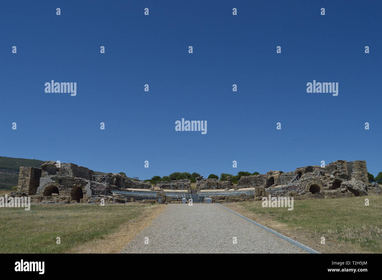 Teatro in città romana Baelo Claudia risalente al II Secolo a.c. spiaggia di Bologna in Tarifa. Natura, architettura, storia, archeologia. Luglio 10, 2014. Foto Stock